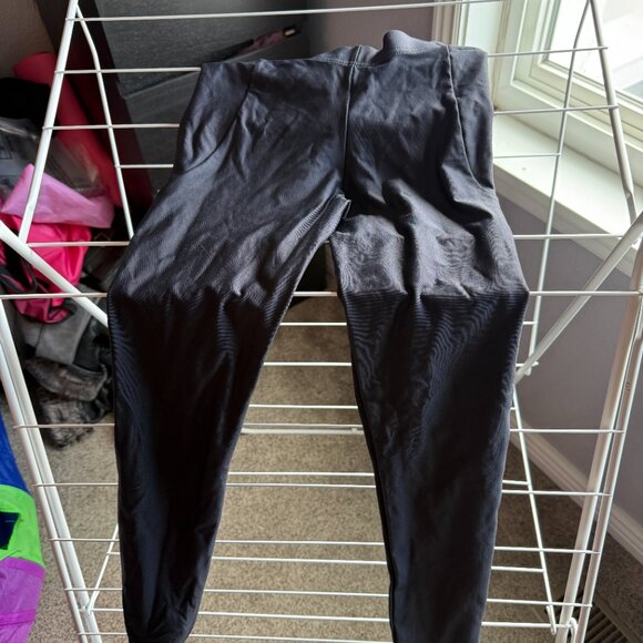 Lot of 2 Matte Black Pocket Leggings Blackmilk - Picture 6 of 8